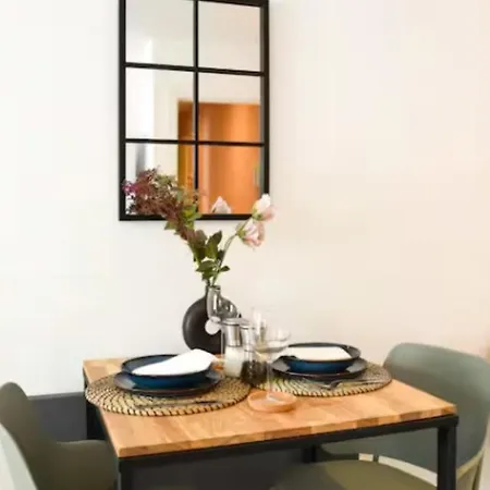 Cosy 1br Flat - Wifi - Town Center - Parking - For Long Bookings